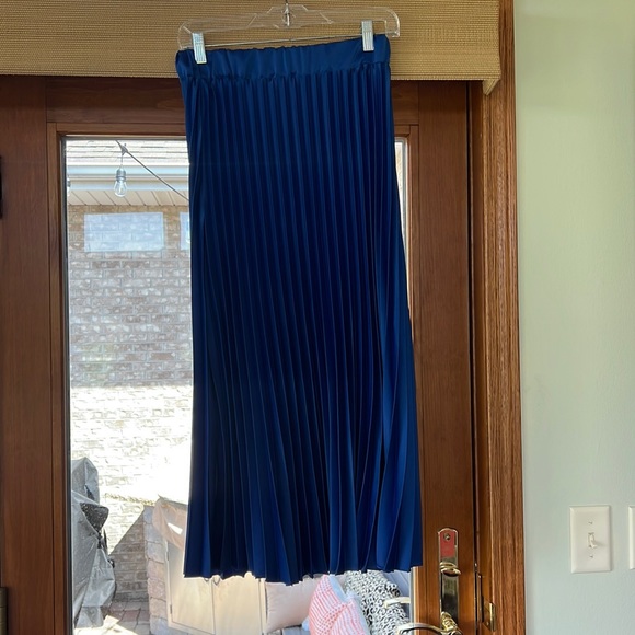 Blue pleated skirt with elastic waist - Picture 2 of 4